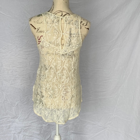 White top in lace - Picture 3 of 4